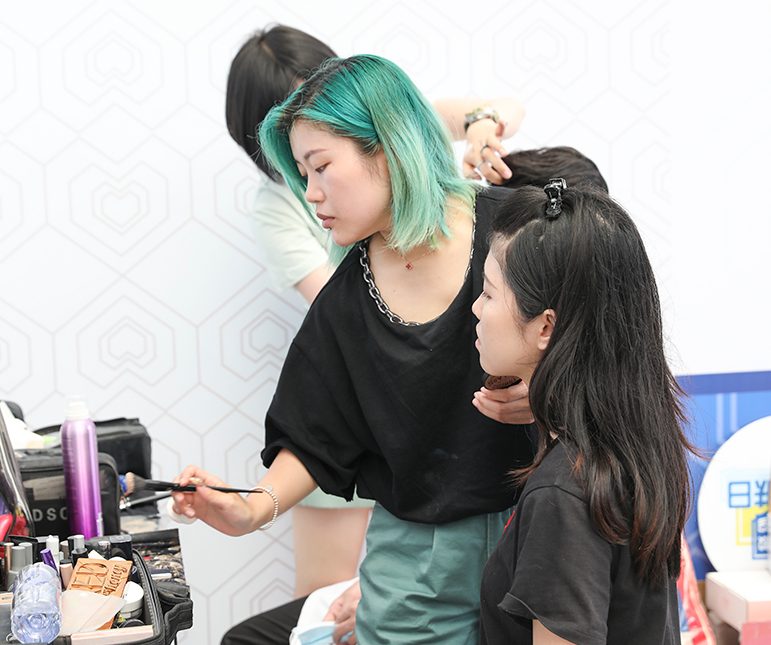 火热毕业季，伊的家护肤团为毕业生打造职场形象