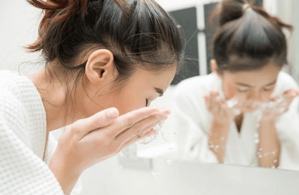 正确洗脸三大重点，避免过度清洁