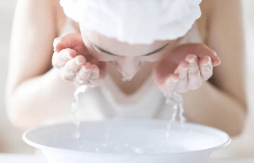热水洗脸会变成敏感肌肤吗