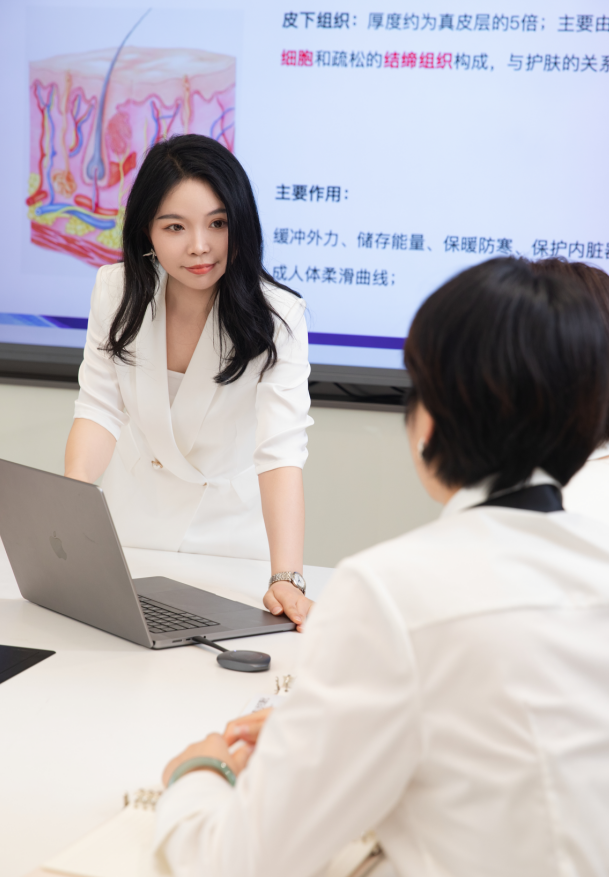 伊的家护肤达人洋洋老师:13 年以专业为笔,把精致刻进每一寸肌肤与生活底气里插图(1) 伊的家护肤达人洋洋老师:13 年以专业为笔,把精致刻进每一寸肌肤与生活底气里插图(1)