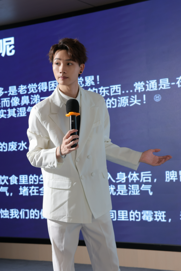 护肤达人黄佳斌:秉持内调外养理念,陪伴女性科学护肤、稳步成长插图(2) 护肤达人黄佳斌:秉持内调外养理念,陪伴女性科学护肤、稳步成长插图(2)